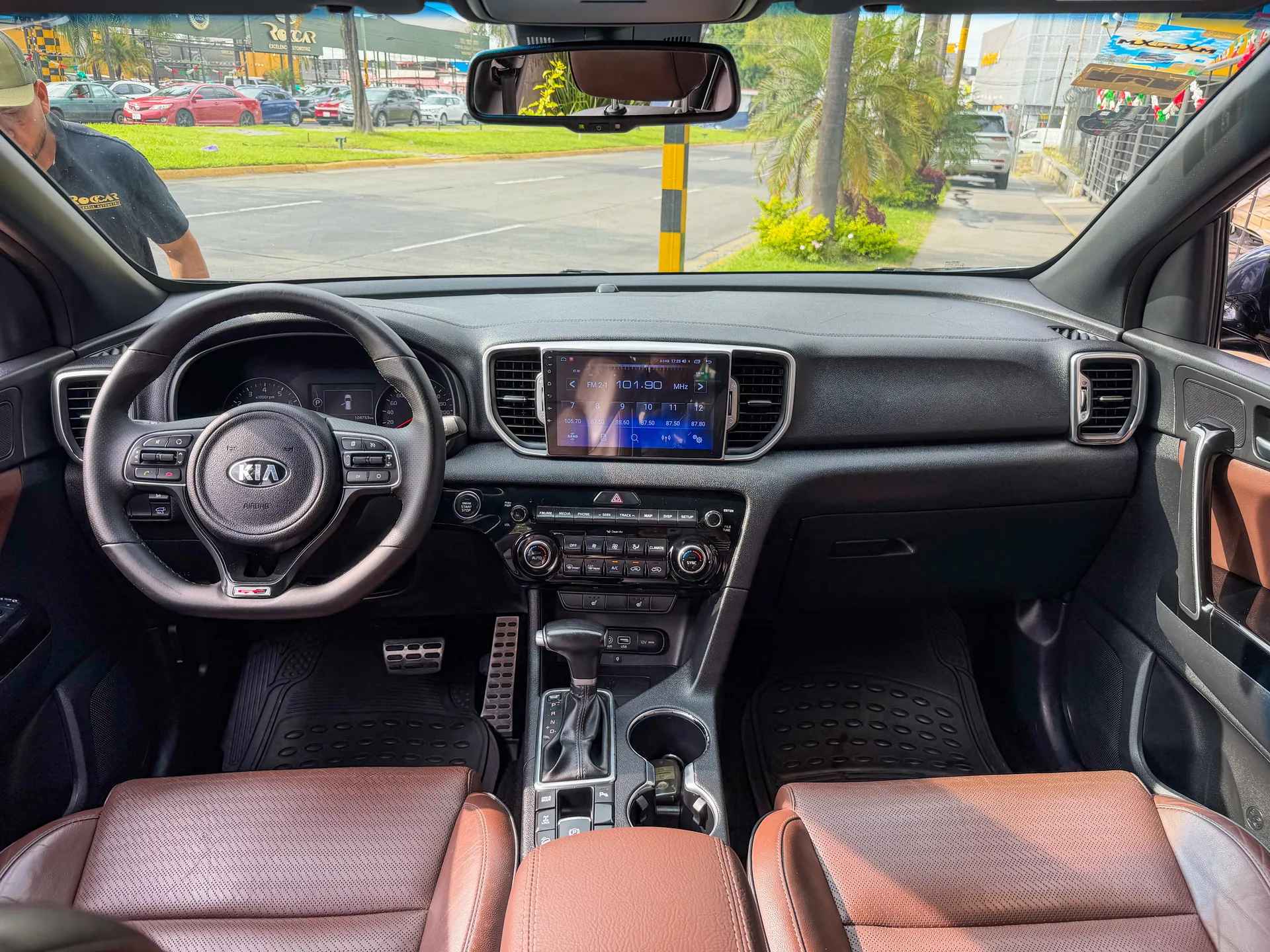 Car image 11