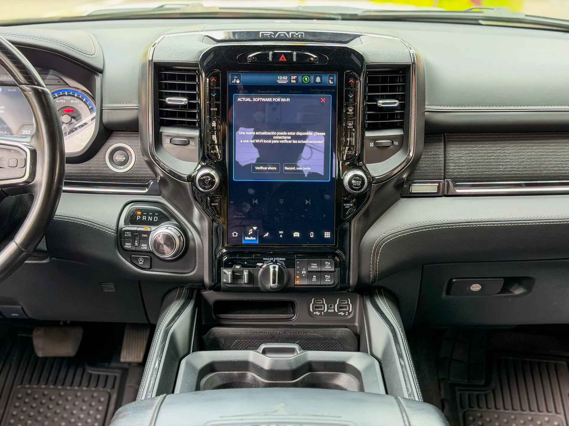 Car image 12