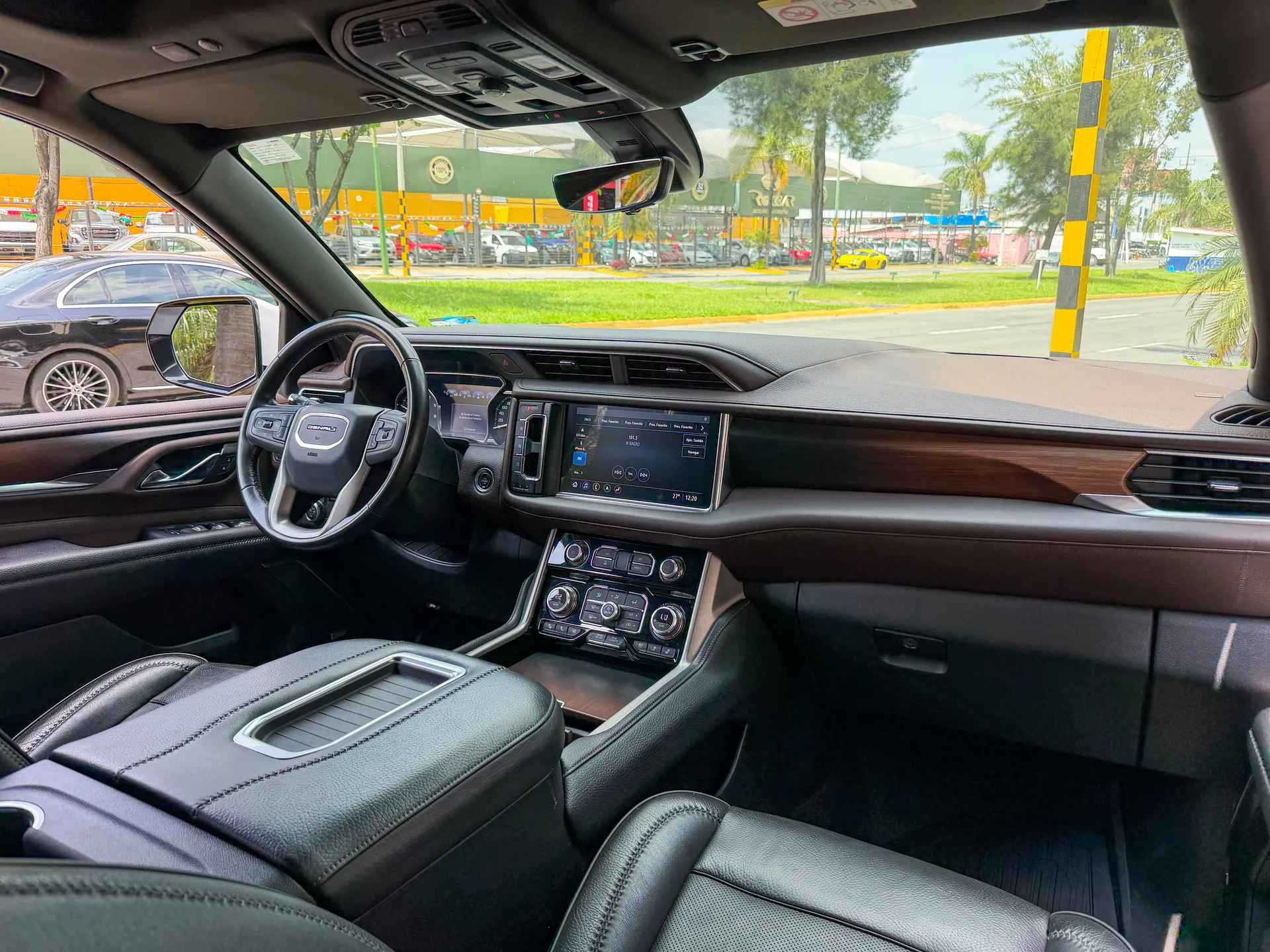 Car image 14