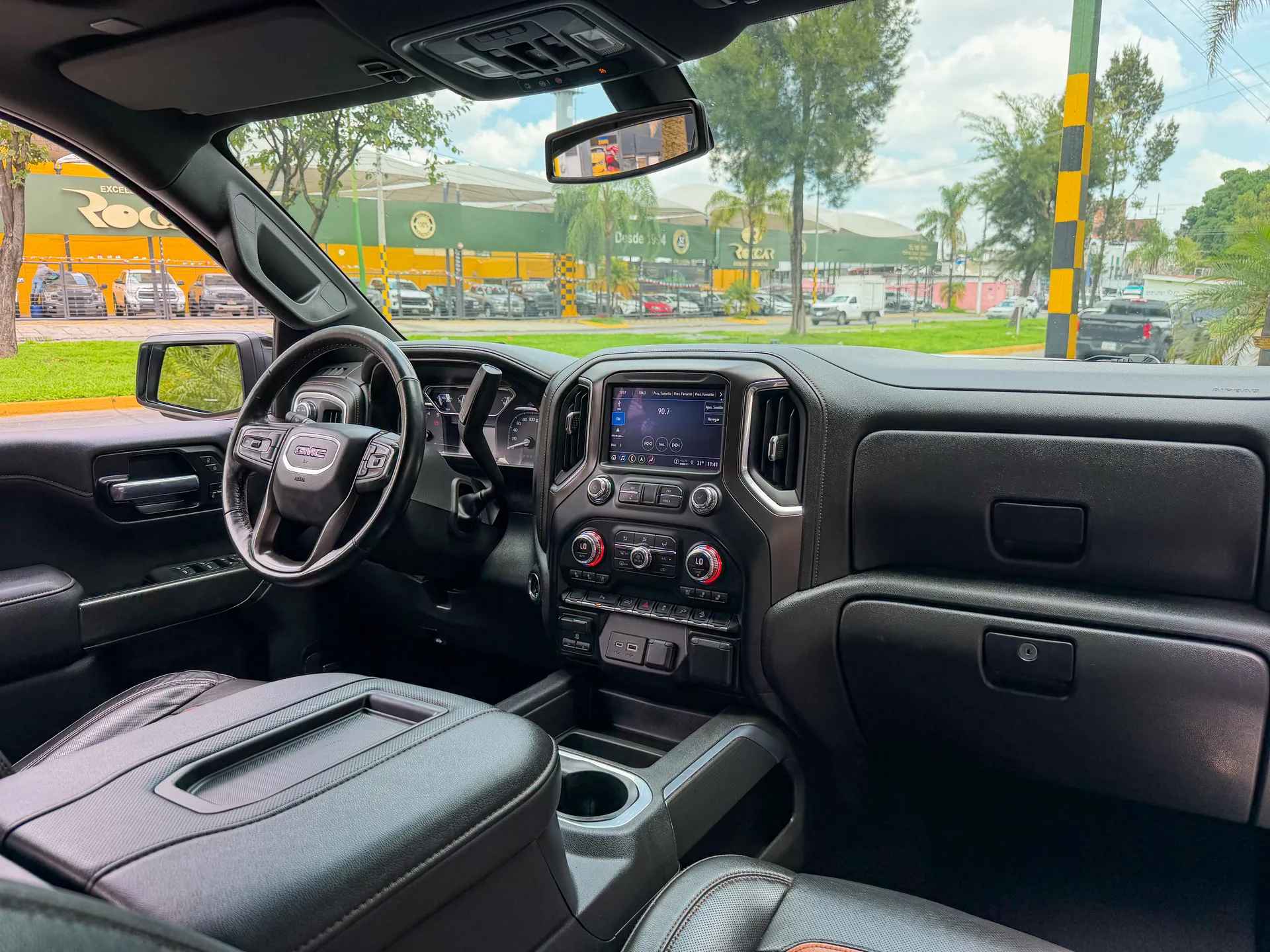Car image 14