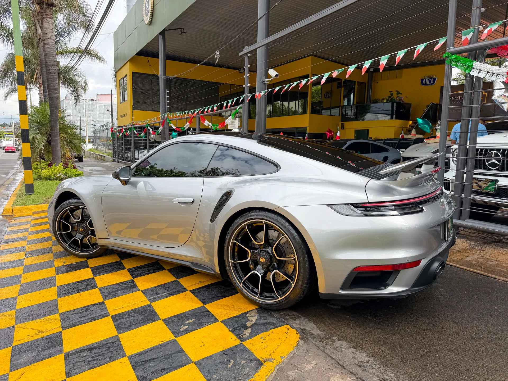 Car image 11
